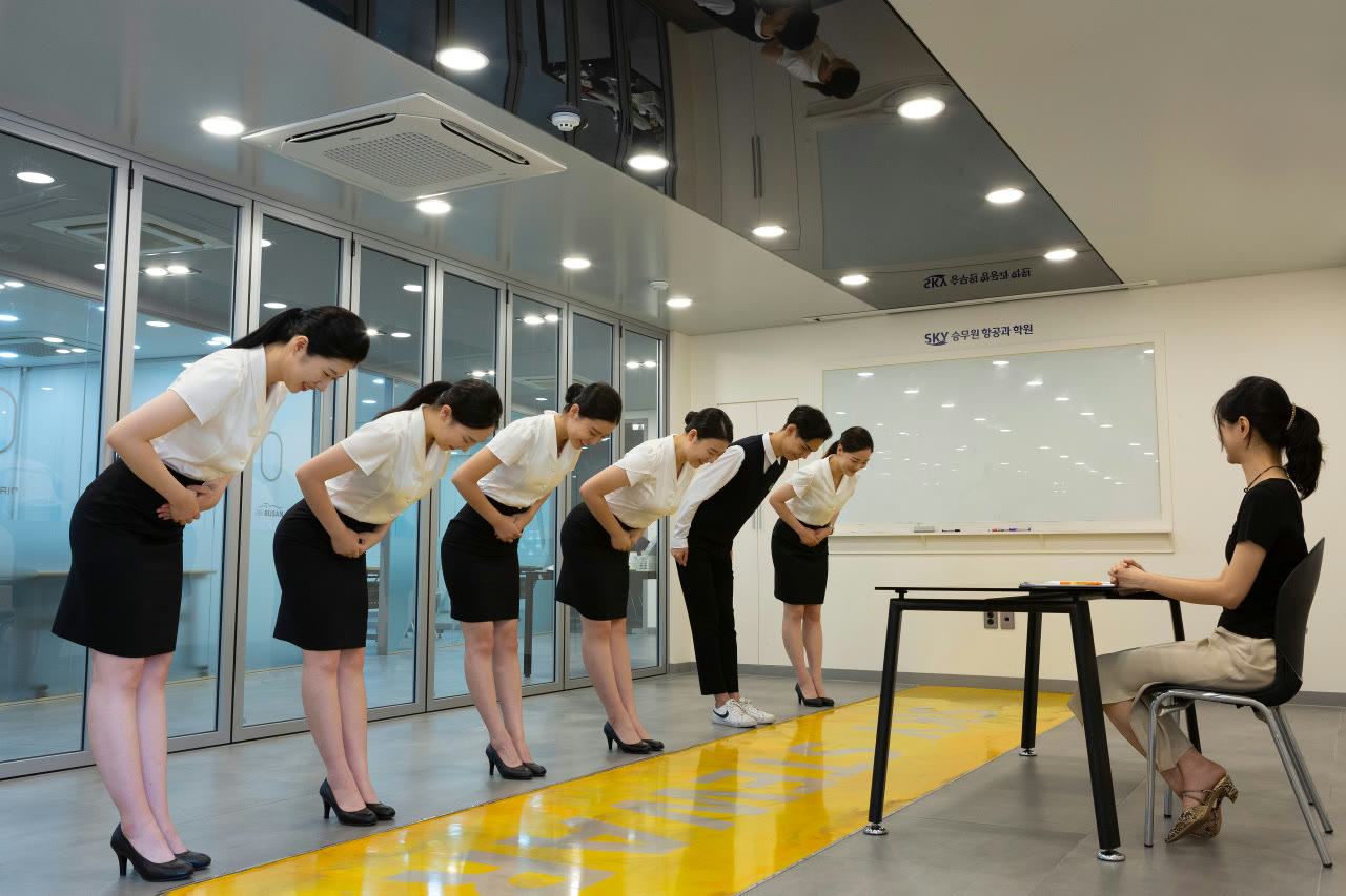 강사 앞에서 인사를 점검받는 소수정예 수업