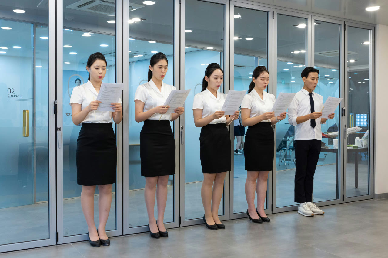 대본을 들고 발성·스피치를 연습하는 소수정예 수업